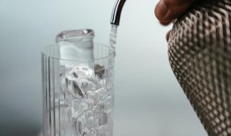 有人想知道今天仍然相信的老妇人的故事，并得到了30个例子