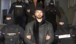 安德鲁·塔特，有影响力的人，前自由搏击运动员，被控强奸，在罗马尼亚贩卖人口