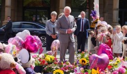 King来到Southport会见持刀袭击的幸存者