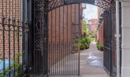 废金属窃贼从历史悠久的墓地偷走牌匾