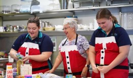 用甜蜜的触摸连接几代人