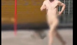 不寻常的视频：一名俄罗斯人沿着马德普拉塔步行街裸奔，并在布里斯托尔海滩被捕