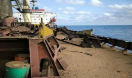 乌克兰称俄罗斯在黑海袭击了一艘民用谷物船