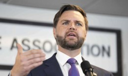 JD万斯的飞机在空中受到惊吓后被迫紧急降落