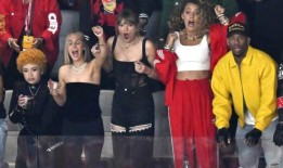 泰勒·斯威夫特喝着啤酒，拥抱着布莱克·莱弗利，在酋长队对阵49人队的超级碗比赛中欢呼雀跃