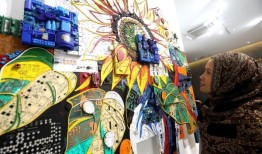 Tijan Firdaus的艺术作品为电子垃圾提供了新的用途