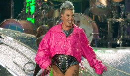 流行巨星在与医生交谈后取消演唱会：“我无法继续”