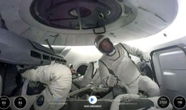 科技亿万富翁从SpaceX太空舱开始首次私人太空行走