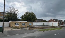 夏洛伊·朱莉在报纸上刊登广告，放弃布拉德·皮特的姓氏