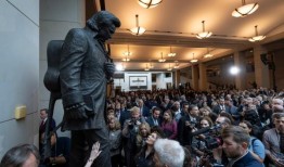 观看一位乡村音乐传奇人物的美国国会大厦雕像揭幕仪式