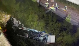 一辆卡车从柴郡高速公路桥上掉了下来