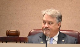 阿拉巴马州众议院议长在梅塞德斯工厂投票前的一篇专栏文章中称UAW是“危险的水蛭”