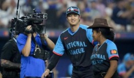 美国职业棒球大联盟(MLB)将考虑在全明星赛中是否恢复俱乐部队服