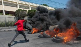 美国将50名移民驱逐到暴力肆虐的海地