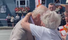 沃恩·格辛(Vaughan Gething)辞去威尔士首席部长一职，此前他已辞去政府职务