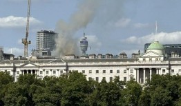 120多名消防员在伦敦萨默塞特宫扑灭大火，确保公众安全