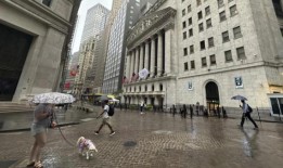 随着动荡的一周接近尾声，美股小幅走低