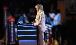 母亲的儿子死于芬太尼中毒，一些代表流下了眼泪