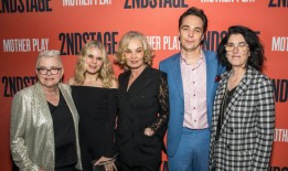 橙色地毯上：西莉亚·基南-博尔格在《母亲的游戏》中扮演宝拉·沃格尔