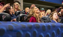 摇滚小子、沙克、唐纳德·特朗普，我们在阿拉巴马州橄榄球赛上看到了更多名人