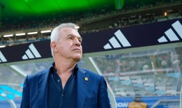 墨西哥主教练在啤酒击中头部后留下血迹，他被指控是自己造成的