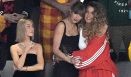 泰勒·斯威夫特喝着啤酒，拥抱着布莱克·莱弗利，在酋长队对阵49人队的超级碗比赛中欢呼雀跃