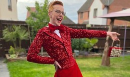 一个十几岁的男孩穿着红色礼服参加毕业舞会，他从12岁起就计划着自己的梦想服装