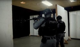 法官：多伦多警察在突袭说唱歌手公寓时，“误导”了他们使用武力的理由