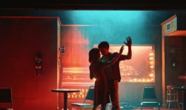 奥布里广场和克里斯托弗阿伯特领导的丹尼和深蓝海关闭外百老汇1月13日