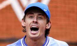 德米纳尔击倒梅德韦杰夫，进入法网赛区