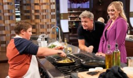 戈登·拉姆齐(Gordon Ramsay)在烹饪一种南方美食时，与一个阿拉巴马州的男孩击掌(并呕吐袋)