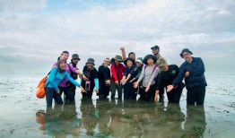 绿色战士走在前面