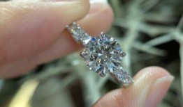 斯蒂芬妮·赖斯：奥运明星在珀斯珠宝商设计的引人注目的订婚戒指上分享了自己的感受