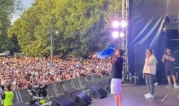 马丁·康普斯顿(Martin Compston)在《榜样》(Example)的演出中冲击舞台后，震惊了TRNSMT的粉丝