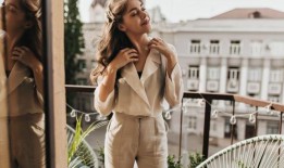 在炎热的天气里，细棉布裤子是最合适不过的了休闲装正在打折