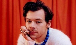 六名演员参观都铎宫历史悠久的青铜大炮