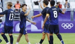 奥运会：男足揭幕战，日本5比0击败10人的巴拉圭