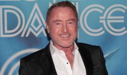 在危险化学品迫使迈克尔·弗拉特利搬出科克时期的家后，“崩溃”的迈克尔提起诉讼