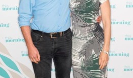 迈克尔·莫斯利博士：当寡妇代表他接受荣誉时，她欢呼“爱的流露”