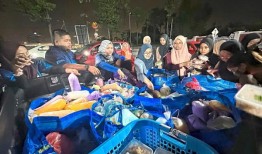 斋月集市上未售出的食物被送到有需要的人手中