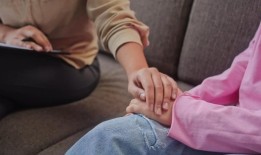 设在北卡罗来纳州的心理健康热线可以让来电者与那些正在经历类似挣扎的人交谈