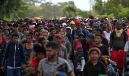 2000名移民穿越墨西哥南部，希望到达美国