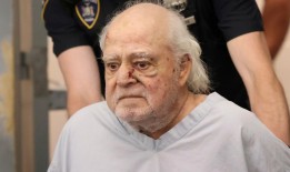 检察官称，一名醉酒司机以每小时78英里的速度撞向一家美甲店，造成4人死亡