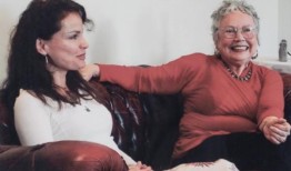 那个把自己锁在酒吧里的女权主义者上了全球新闻