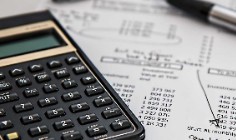 据一份令人震惊的报告称，世界上最大的炸鸡企业在试图继续经营时面临着重大的行政和物流问题。肯德基目前正处于经营困境的重大调整阶段，正在努力维持运营。