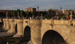 西班牙警方追捕杀害踢足球男孩的蒙面嫌犯