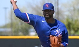 游骑兵队召来了顶级投手投手洛克，预定在星期四先发