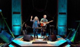 影评：在林肯中心剧院，影评人对本森一家的《永恒之歌》议论纷纷