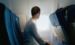 一名男子拒绝为度蜜月的夫妇让座，导致人们分裂