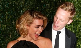 劳伦斯·福克斯说，他的生活被种族主义言论“摧毁”了——有人把粪便扔进他的门里